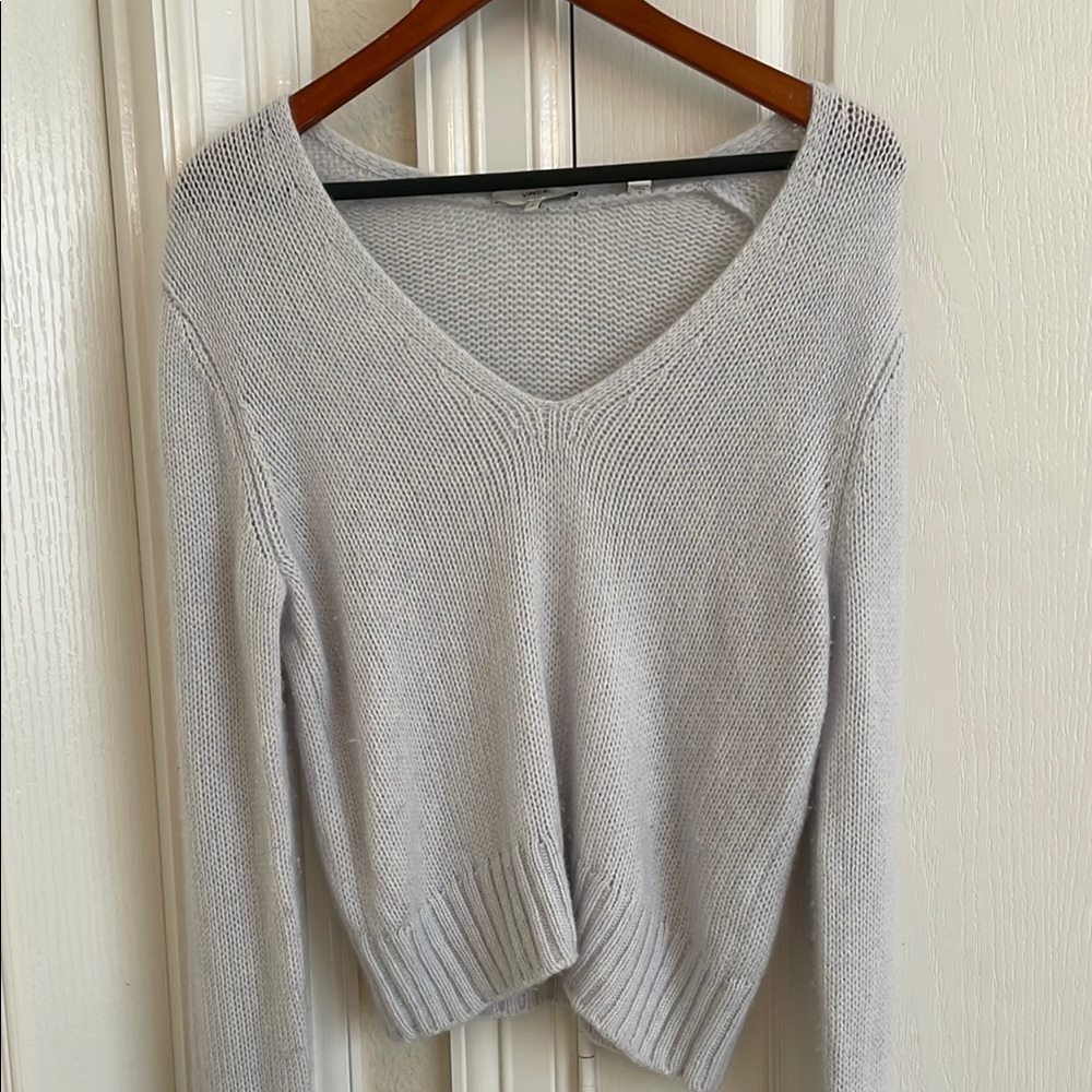 Vince Elegant light blue V-Neck 100% cashmere Sweater, never worn.